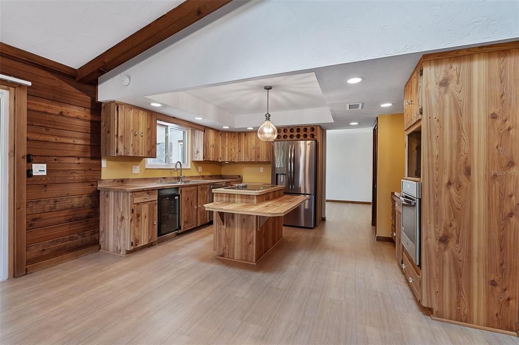 合同活跃: $369,000 (3 贝兹, 2 浴室, 1767 平方英尺)