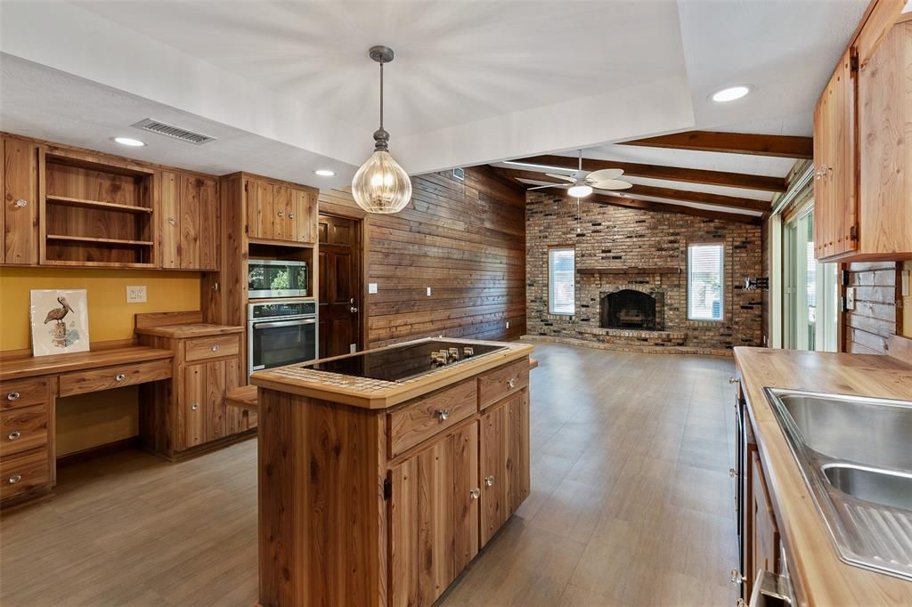 合同活跃: $369,000 (3 贝兹, 2 浴室, 1767 平方英尺)