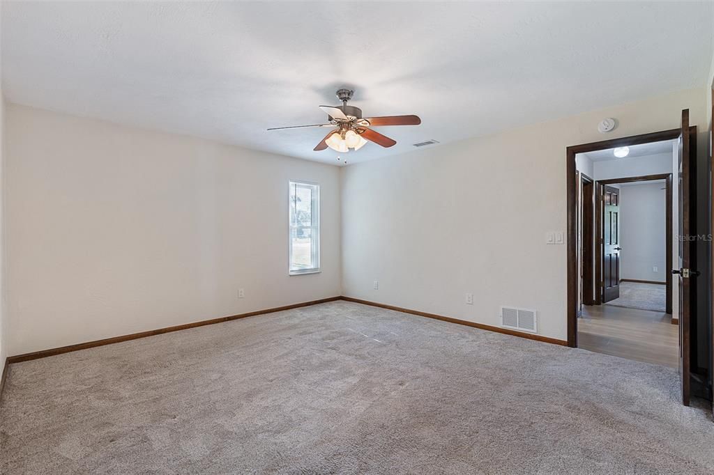 合同活跃: $369,000 (3 贝兹, 2 浴室, 1767 平方英尺)