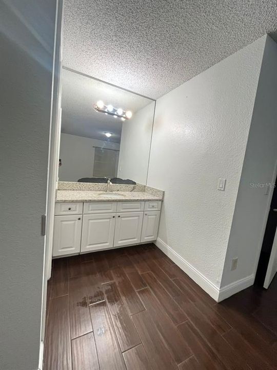 待售: $179,700 (2 贝兹, 1 浴室, 934 平方英尺)