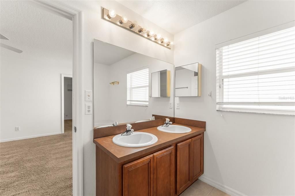 На продажу: $449,000 (6 спален, 2 ванн, 3040 Квадратных фут)