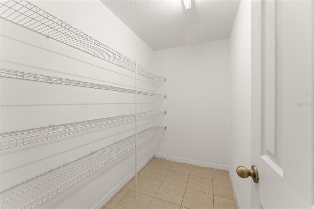 На продажу: $449,000 (6 спален, 2 ванн, 3040 Квадратных фут)