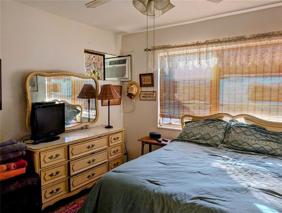 合同活跃: $57,000 (1 贝兹, 1 浴室, 576 平方英尺)