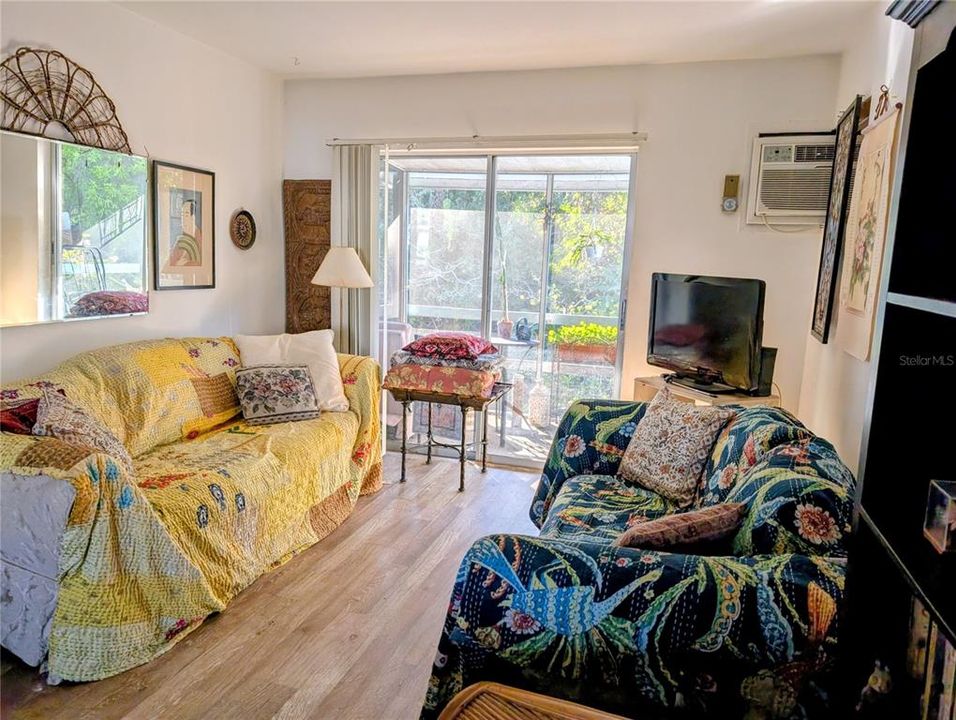 合同活跃: $57,000 (1 贝兹, 1 浴室, 576 平方英尺)