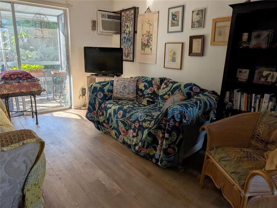 合同活跃: $57,000 (1 贝兹, 1 浴室, 576 平方英尺)