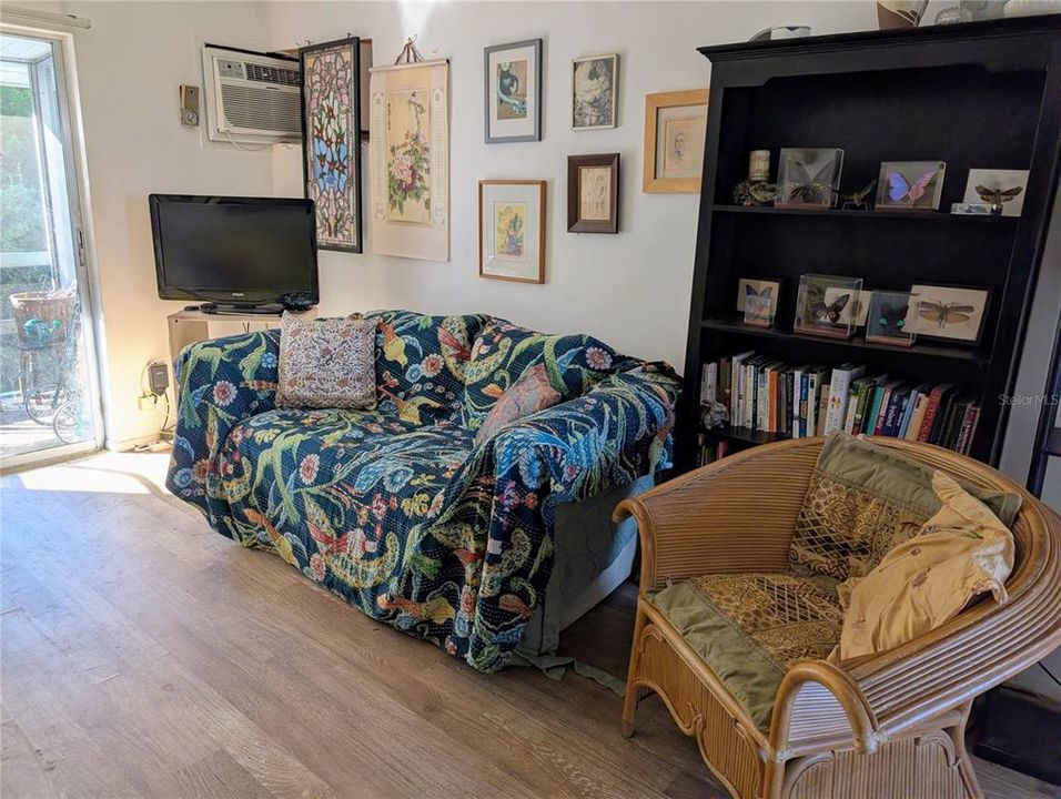 合同活跃: $57,000 (1 贝兹, 1 浴室, 576 平方英尺)