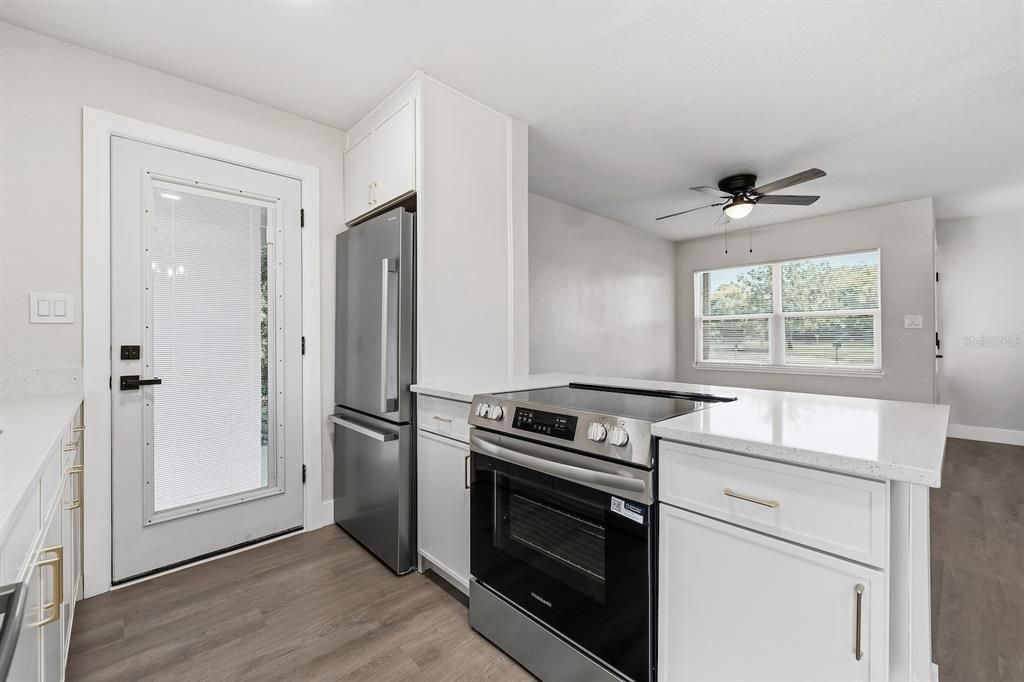 待售: $314,000 (3 贝兹, 1 浴室, 852 平方英尺)