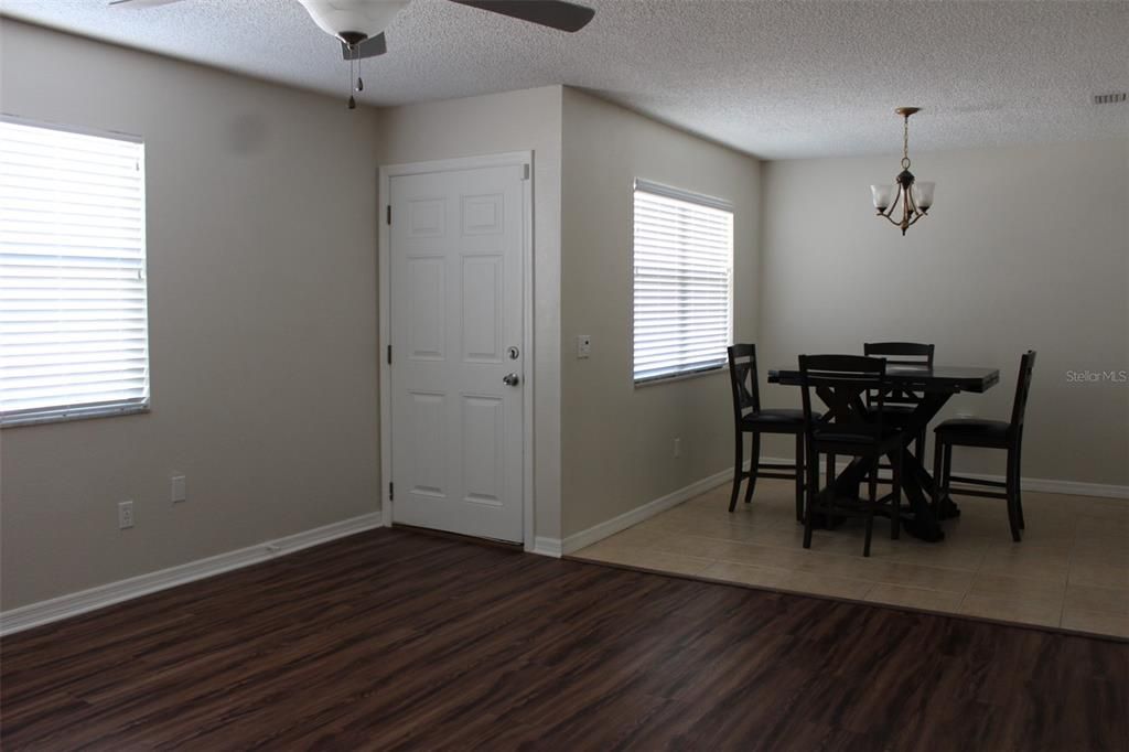 合同活跃: $1,600 (3 贝兹, 1 浴室, 1012 平方英尺)