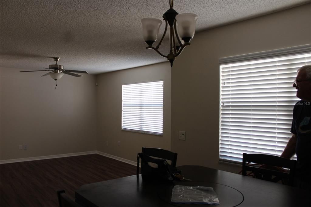 合同活跃: $1,600 (3 贝兹, 1 浴室, 1012 平方英尺)