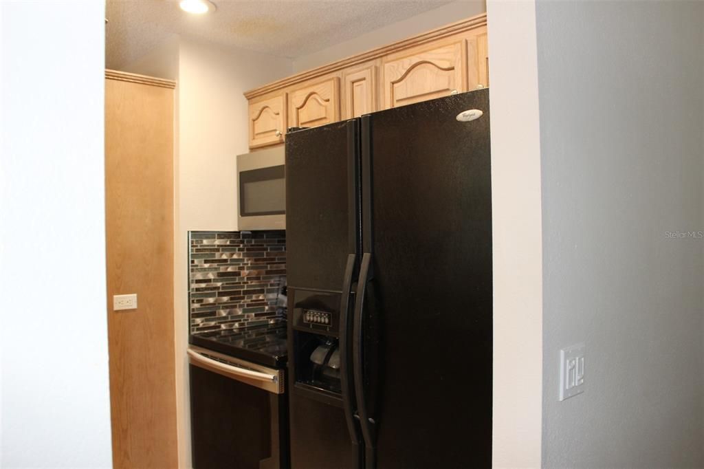 合同活跃: $1,600 (3 贝兹, 1 浴室, 1012 平方英尺)