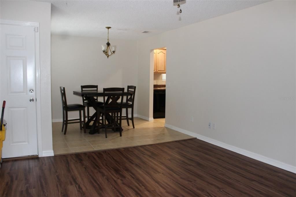 合同活跃: $1,600 (3 贝兹, 1 浴室, 1012 平方英尺)