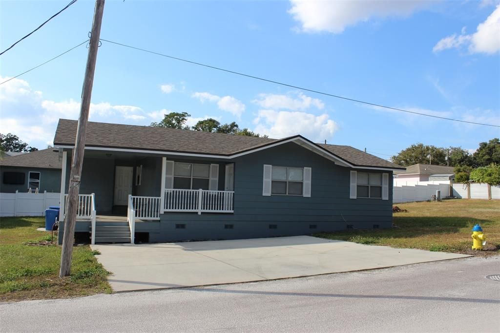 合同活跃: $1,600 (3 贝兹, 1 浴室, 1012 平方英尺)