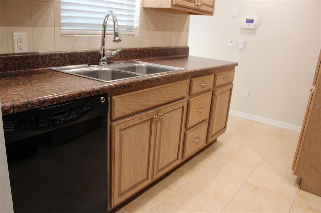 合同活跃: $1,600 (3 贝兹, 1 浴室, 1012 平方英尺)