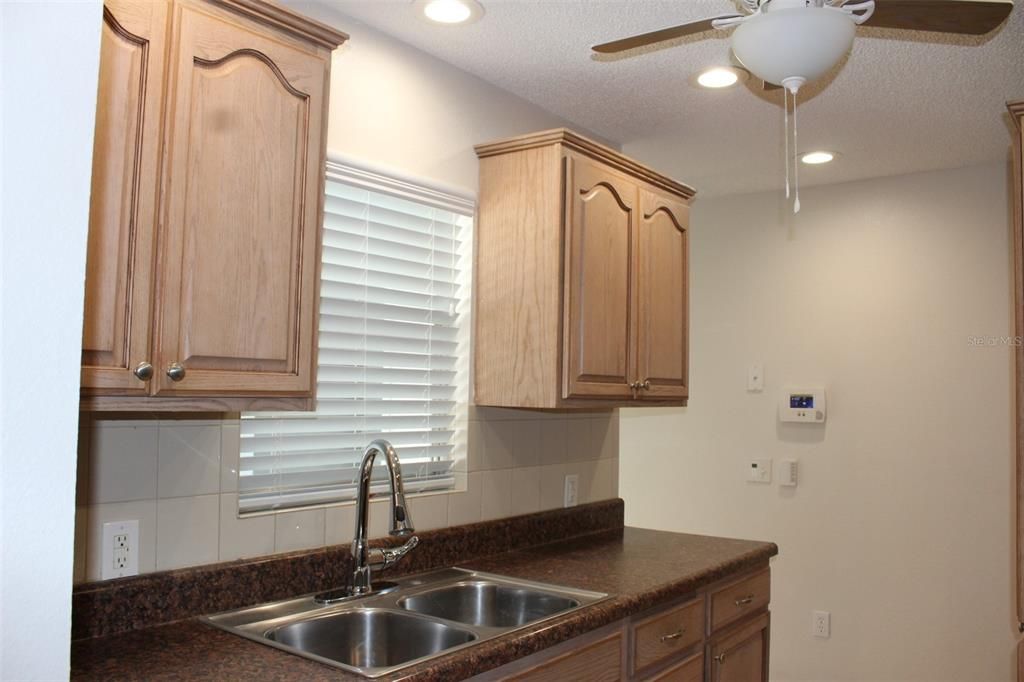 合同活跃: $1,600 (3 贝兹, 1 浴室, 1012 平方英尺)