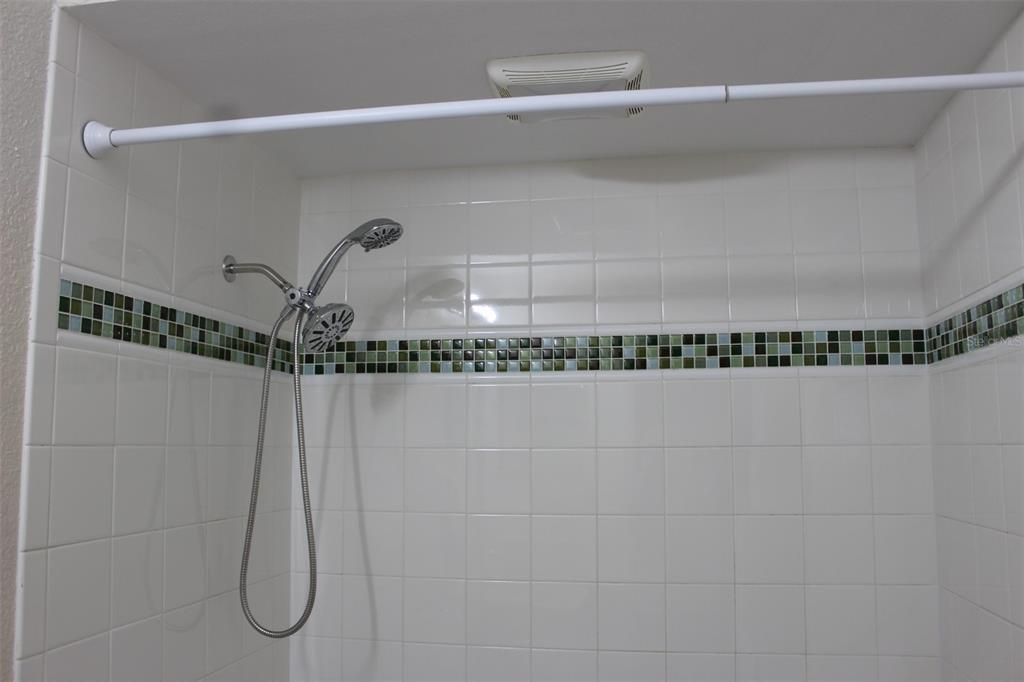 合同活跃: $1,600 (3 贝兹, 1 浴室, 1012 平方英尺)