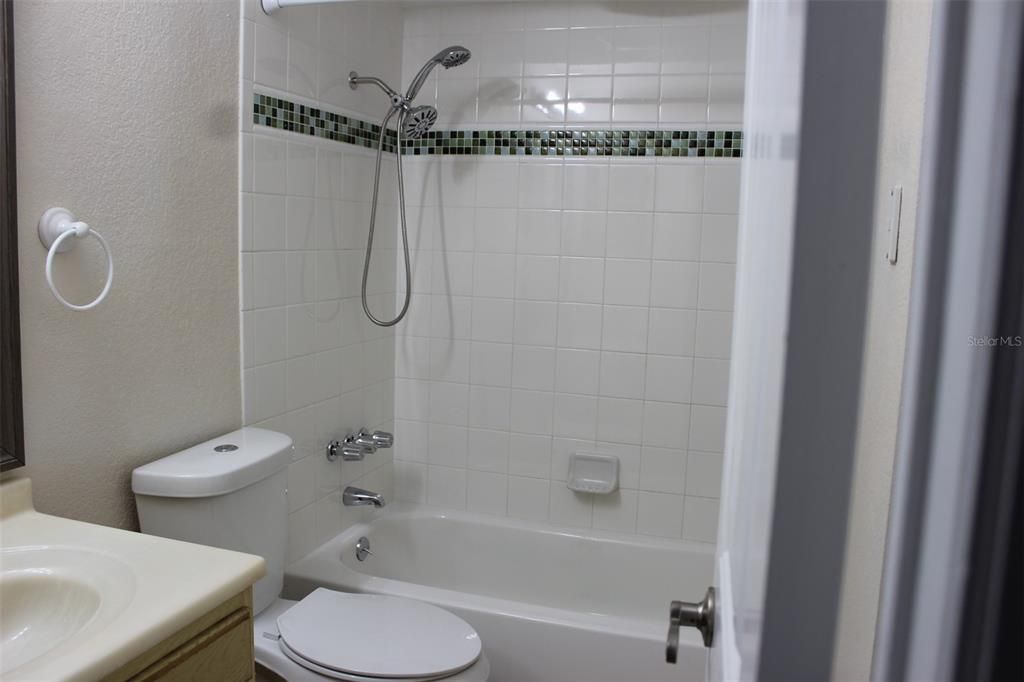 合同活跃: $1,600 (3 贝兹, 1 浴室, 1012 平方英尺)