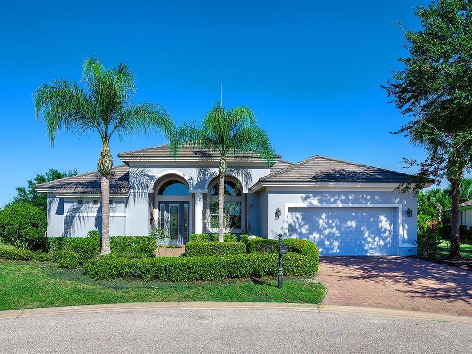 For Sale: $699,000 (3 beds, 3 baths, 2569 Square Feet)