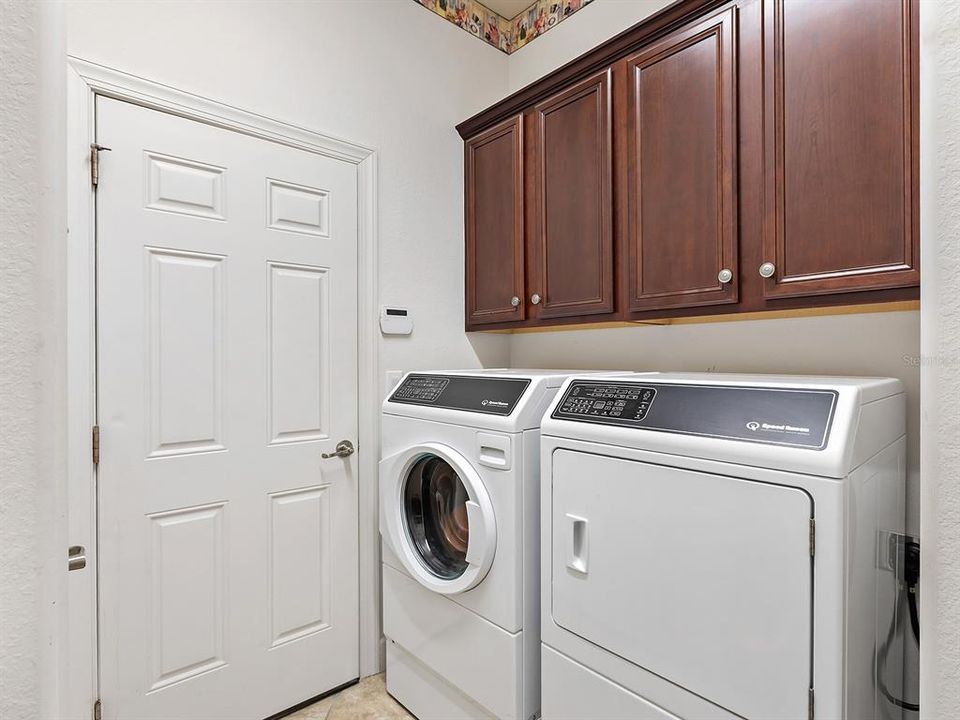 For Sale: $699,000 (3 beds, 3 baths, 2569 Square Feet)