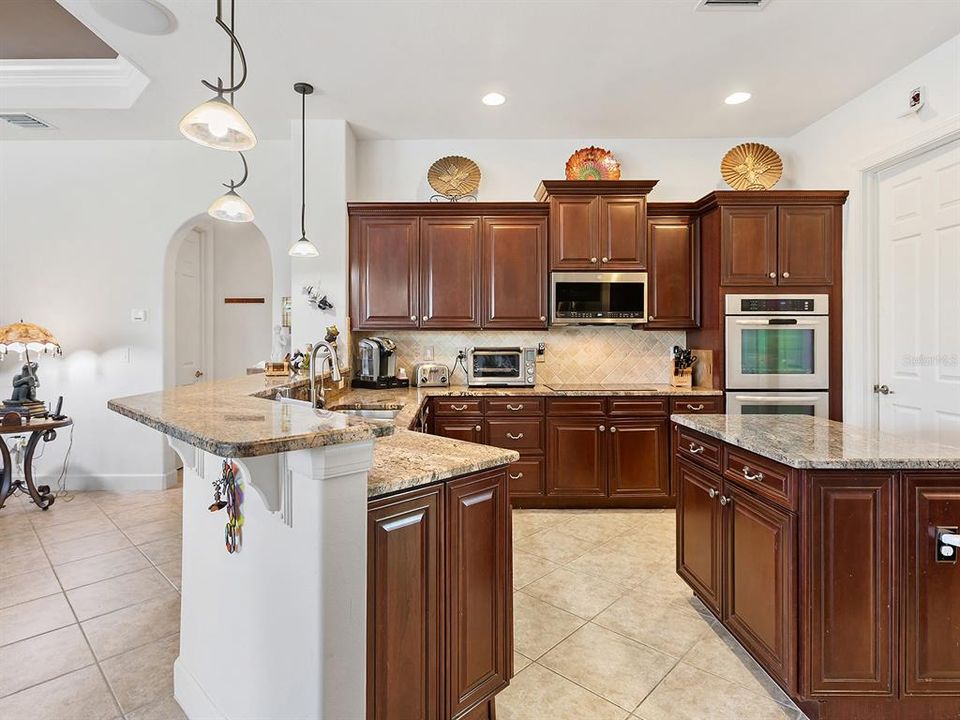 For Sale: $699,000 (3 beds, 3 baths, 2569 Square Feet)