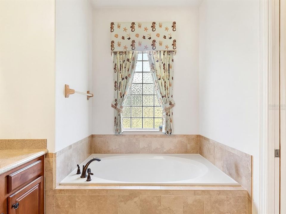 For Sale: $699,000 (3 beds, 3 baths, 2569 Square Feet)