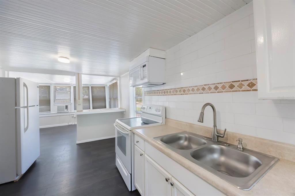 Active With Contract: $299,000 (3 beds, 0 baths, 1000 Square Feet)