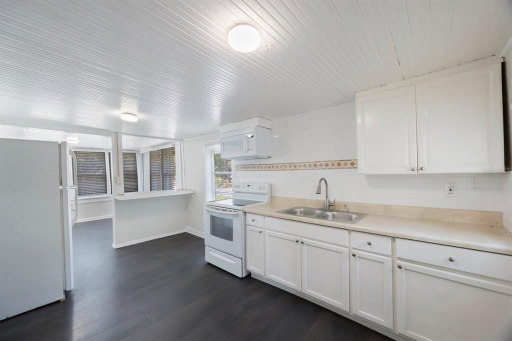 Active With Contract: $299,000 (3 beds, 0 baths, 1000 Square Feet)