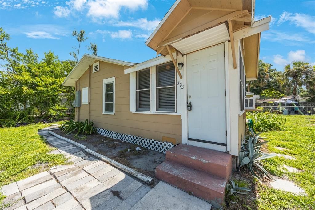 Active With Contract: $299,000 (3 beds, 0 baths, 1000 Square Feet)