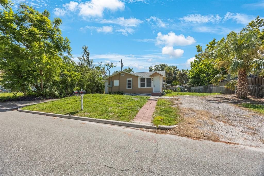 Active With Contract: $299,000 (3 beds, 0 baths, 1000 Square Feet)