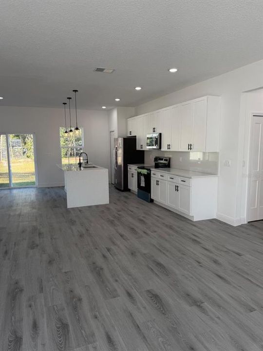 Activo con contrato: $282,000 (4 camas, 2 baños, 1774 Pies cuadrados)