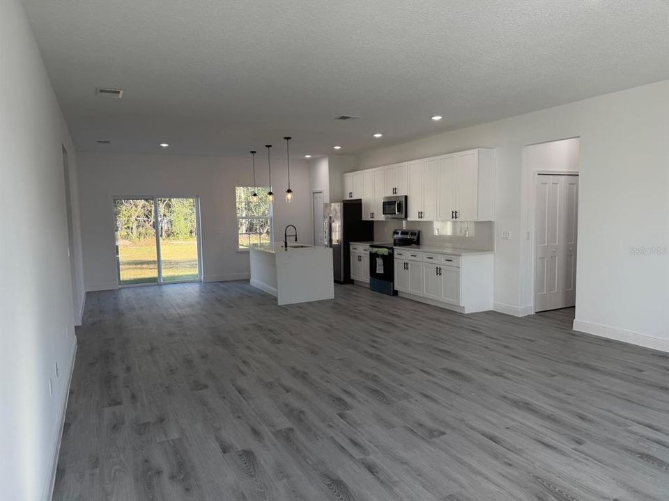 Activo con contrato: $282,000 (4 camas, 2 baños, 1774 Pies cuadrados)