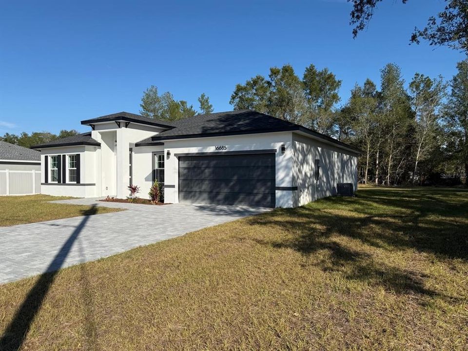 Activo con contrato: $282,000 (4 camas, 2 baños, 1774 Pies cuadrados)