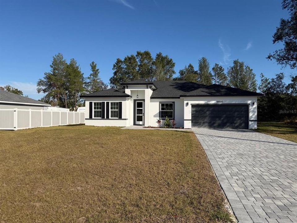 Activo con contrato: $282,000 (4 camas, 2 baños, 1774 Pies cuadrados)