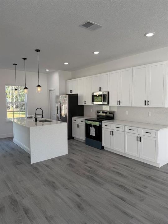 Activo con contrato: $282,000 (4 camas, 2 baños, 1774 Pies cuadrados)