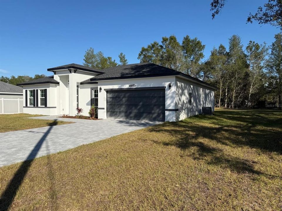 Activo con contrato: $282,000 (4 camas, 2 baños, 1774 Pies cuadrados)