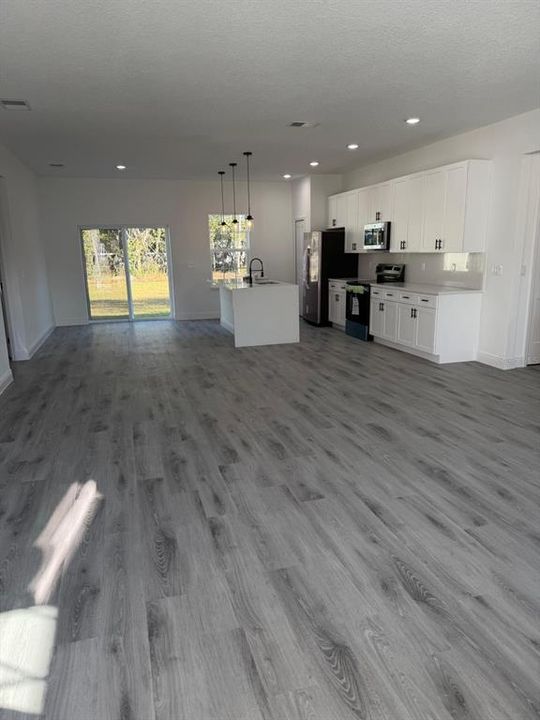 Activo con contrato: $282,000 (4 camas, 2 baños, 1774 Pies cuadrados)