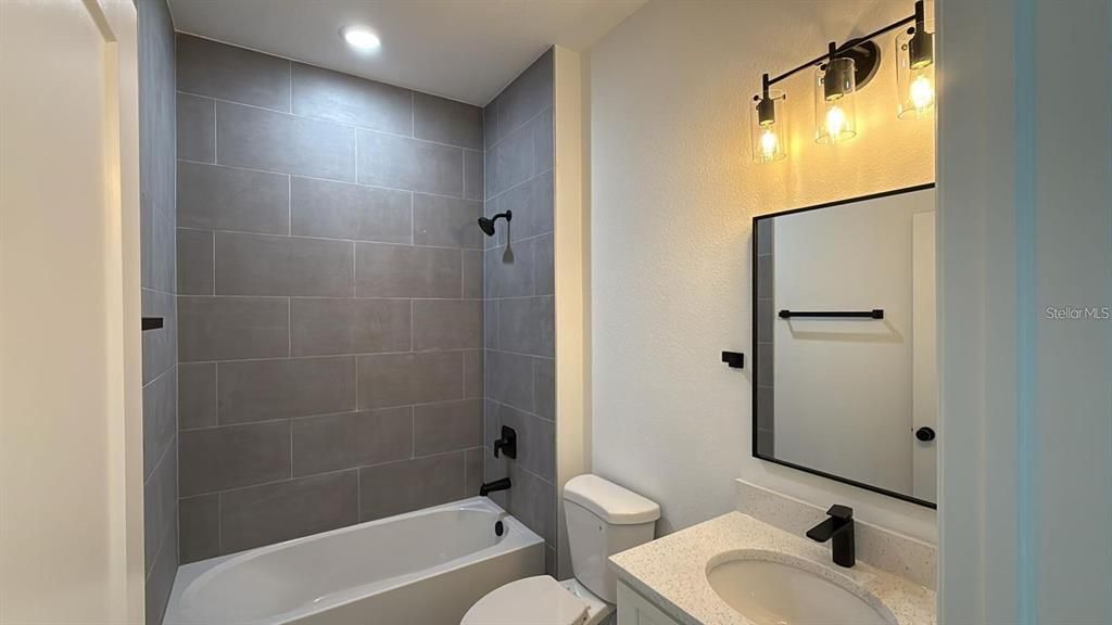 Activo con contrato: $282,000 (4 camas, 2 baños, 1774 Pies cuadrados)