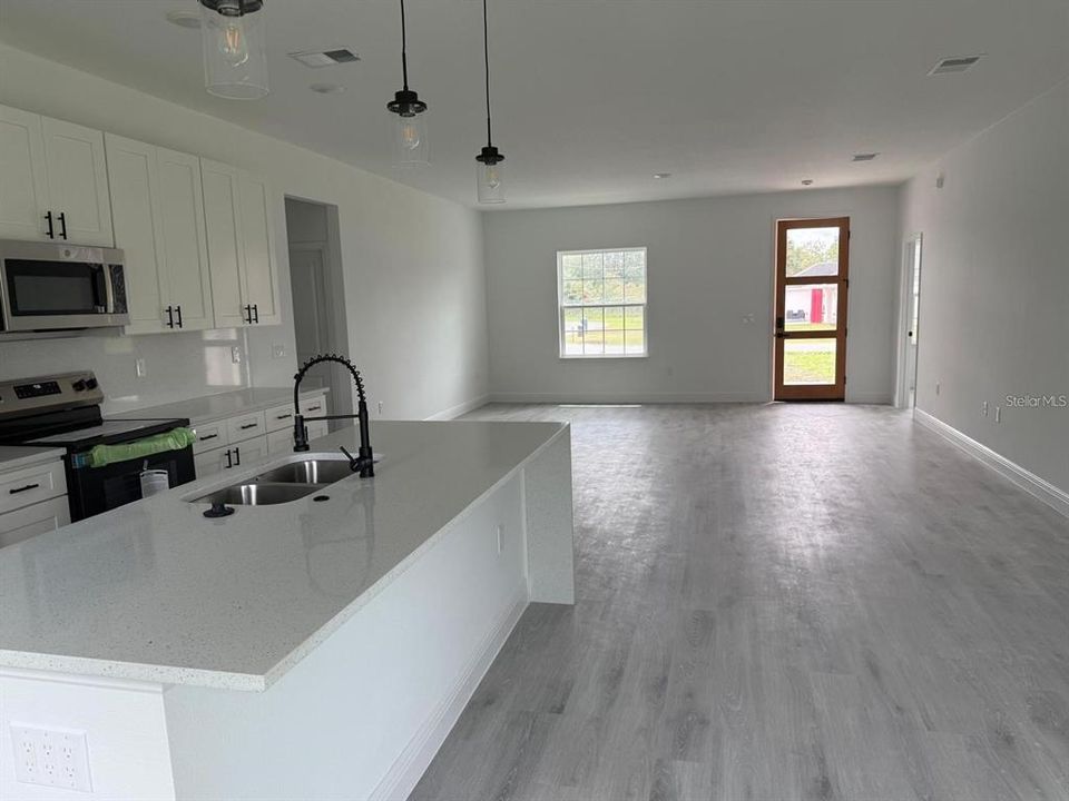 Activo con contrato: $282,000 (4 camas, 2 baños, 1774 Pies cuadrados)