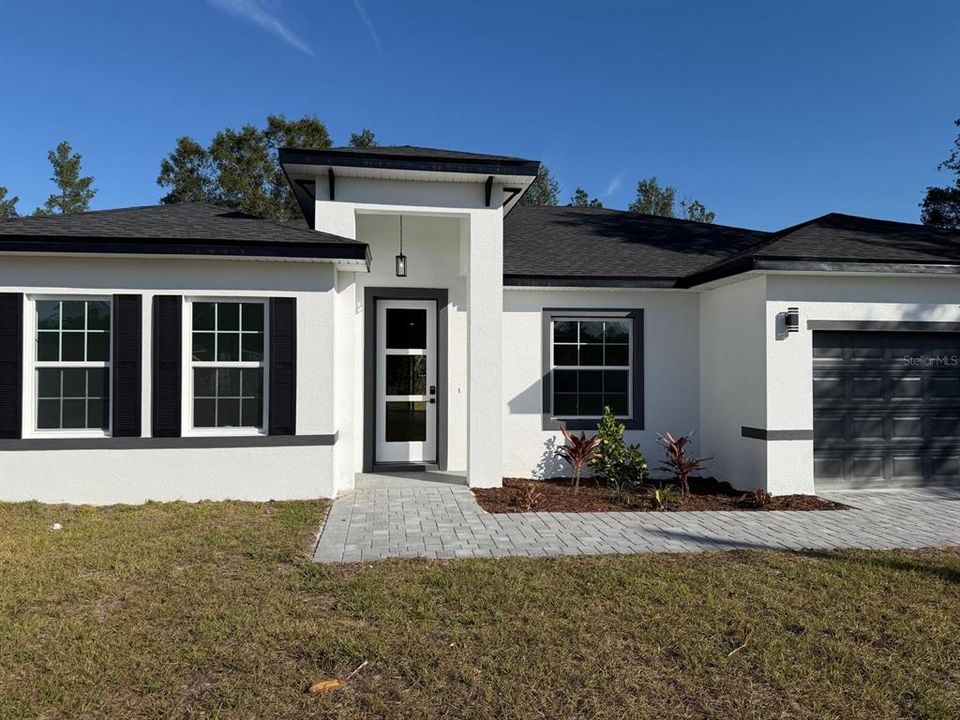 Activo con contrato: $282,000 (4 camas, 2 baños, 1774 Pies cuadrados)