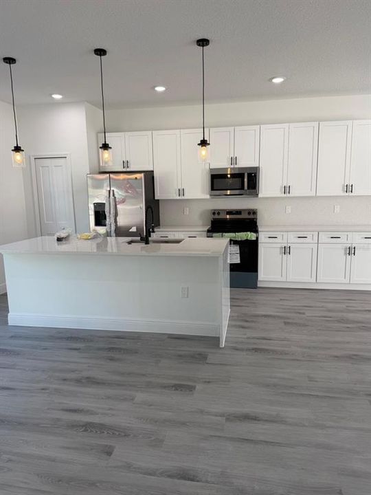 Activo con contrato: $282,000 (4 camas, 2 baños, 1774 Pies cuadrados)