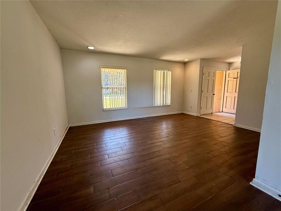 На продажу: $315,000 (4 спален, 2 ванн, 1482 Квадратных фут)