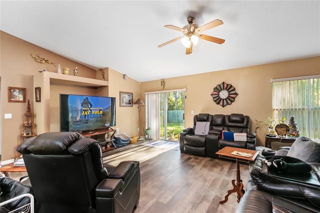 For Sale: $274,999 (3 beds, 2 baths, 2020 Square Feet)