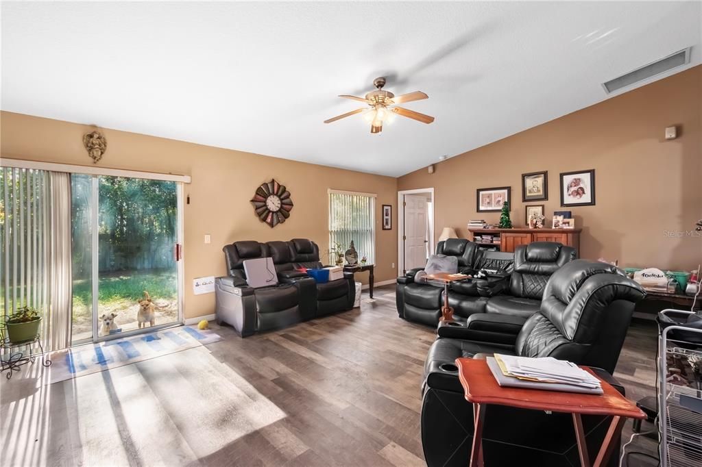 For Sale: $274,999 (3 beds, 2 baths, 2020 Square Feet)