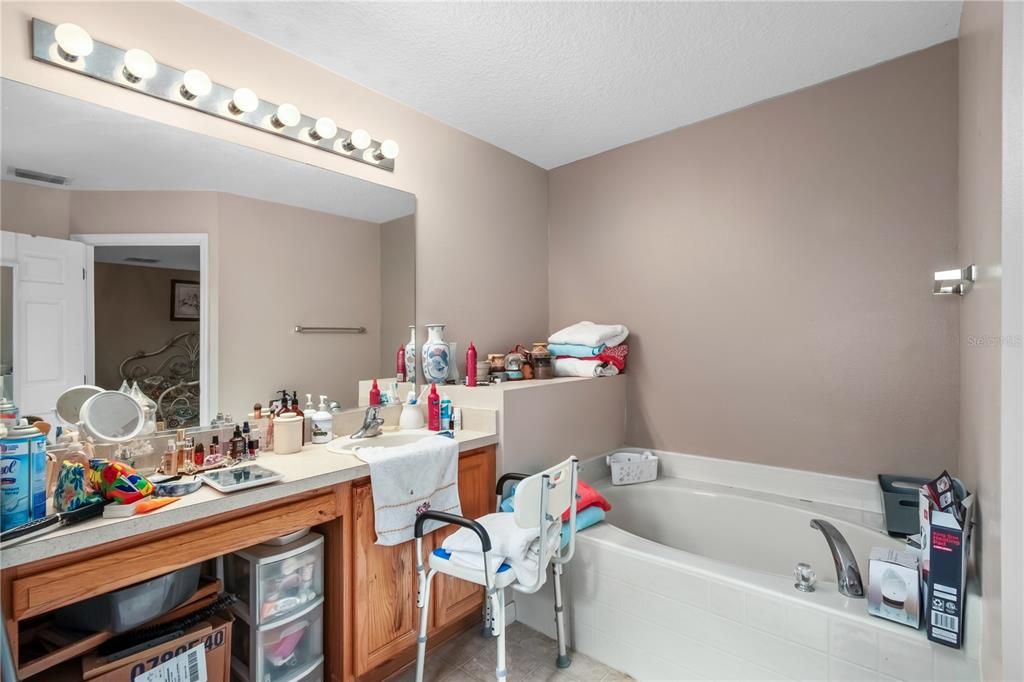 For Sale: $274,999 (3 beds, 2 baths, 2020 Square Feet)