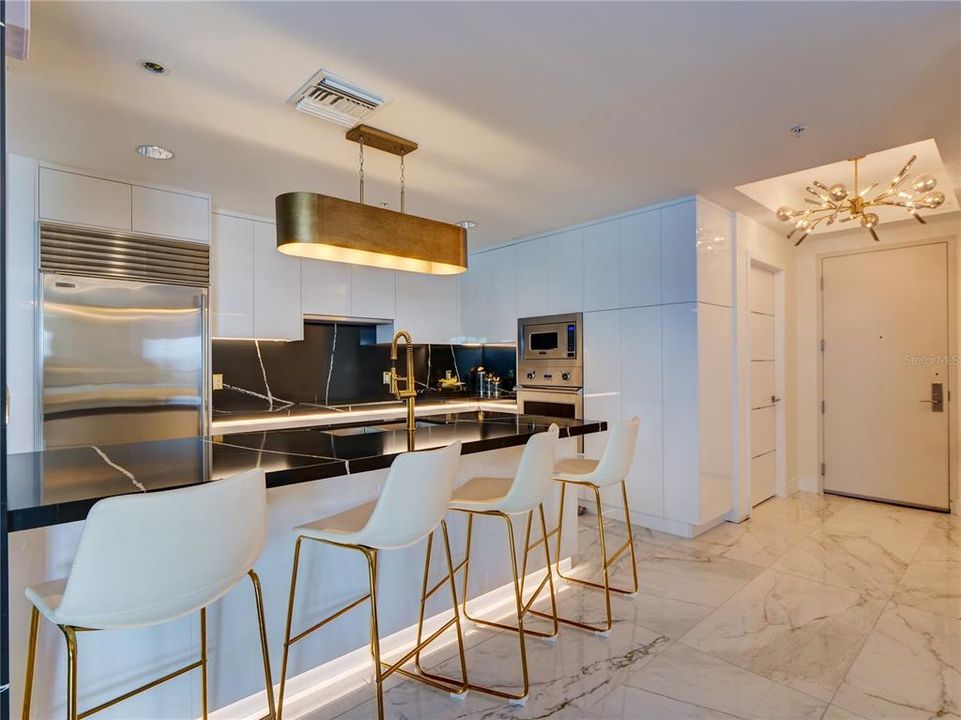 出租: $8,500 (3 贝兹, 3 浴室, 2475 平方英尺)