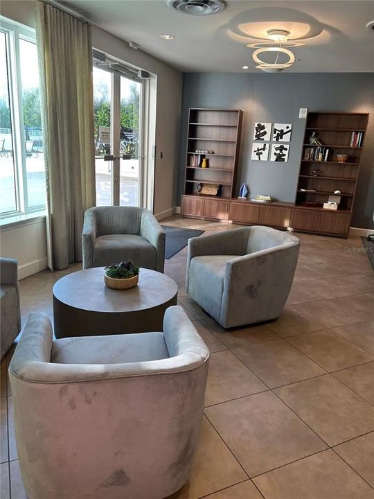 出租: $8,500 (3 贝兹, 3 浴室, 2475 平方英尺)