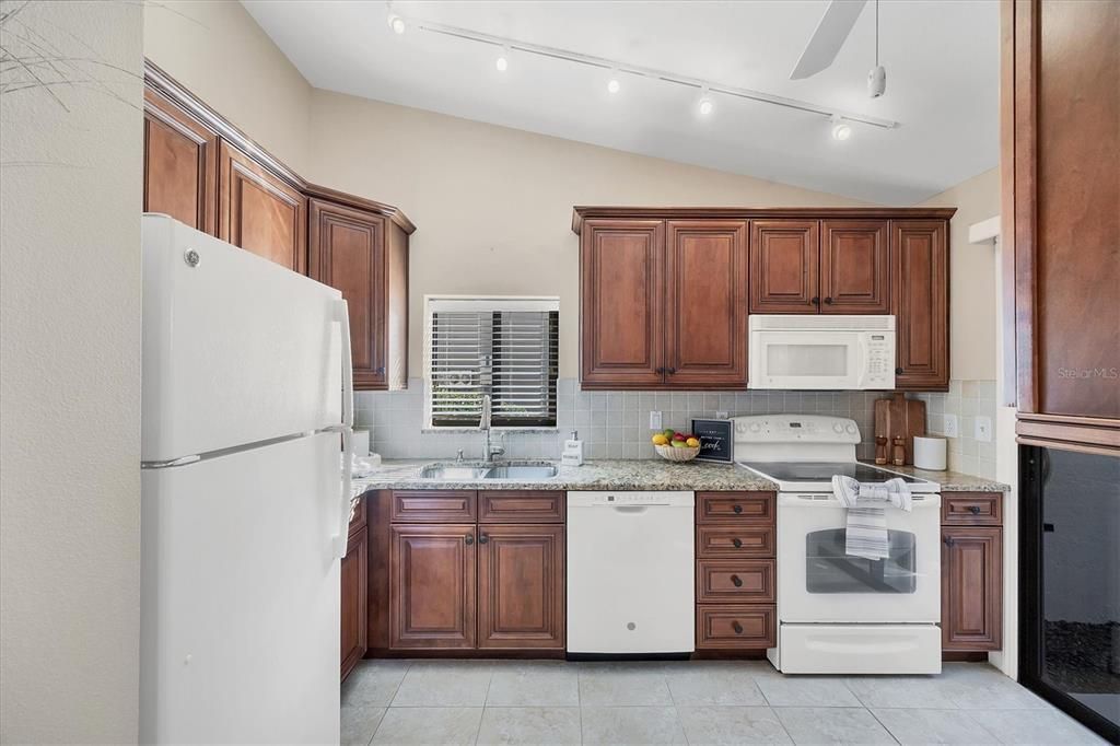 Active With Contract: $254,900 (2 beds, 2 baths, 1127 Square Feet)