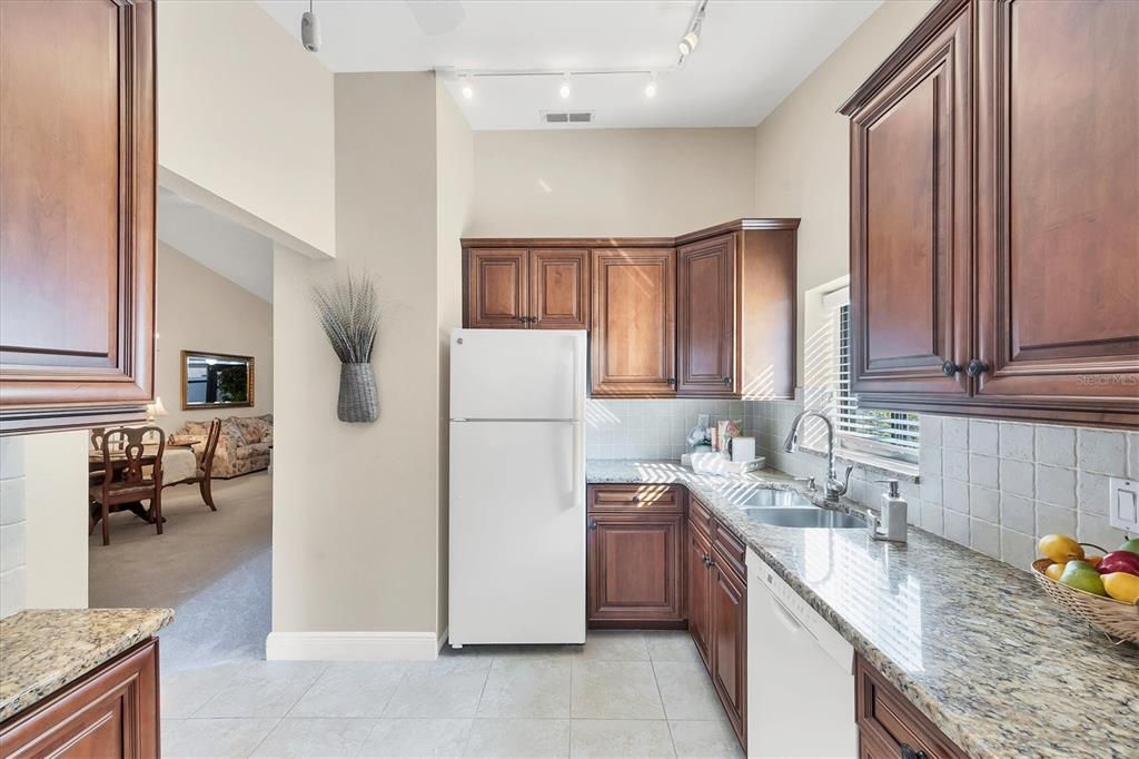 Active With Contract: $254,900 (2 beds, 2 baths, 1127 Square Feet)