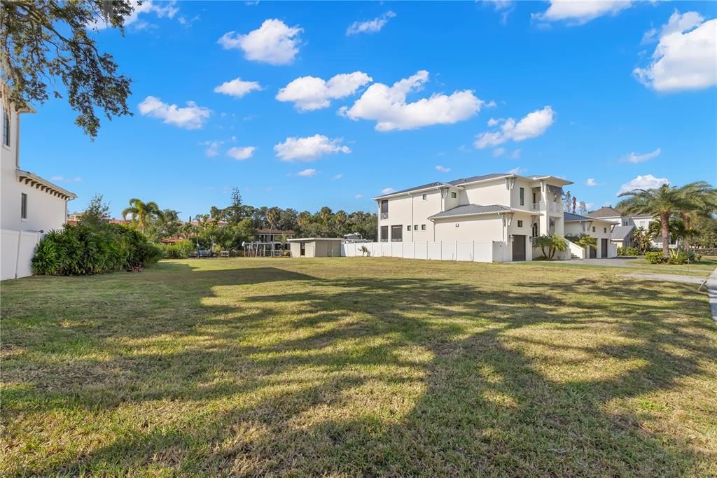 На продажу: $2,350,000 (0.31 acres)