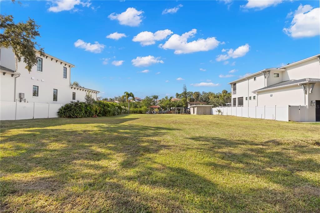 На продажу: $2,350,000 (0.31 acres)