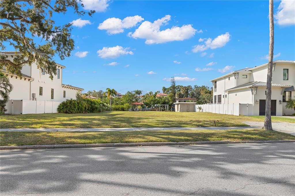 На продажу: $2,350,000 (0.31 acres)